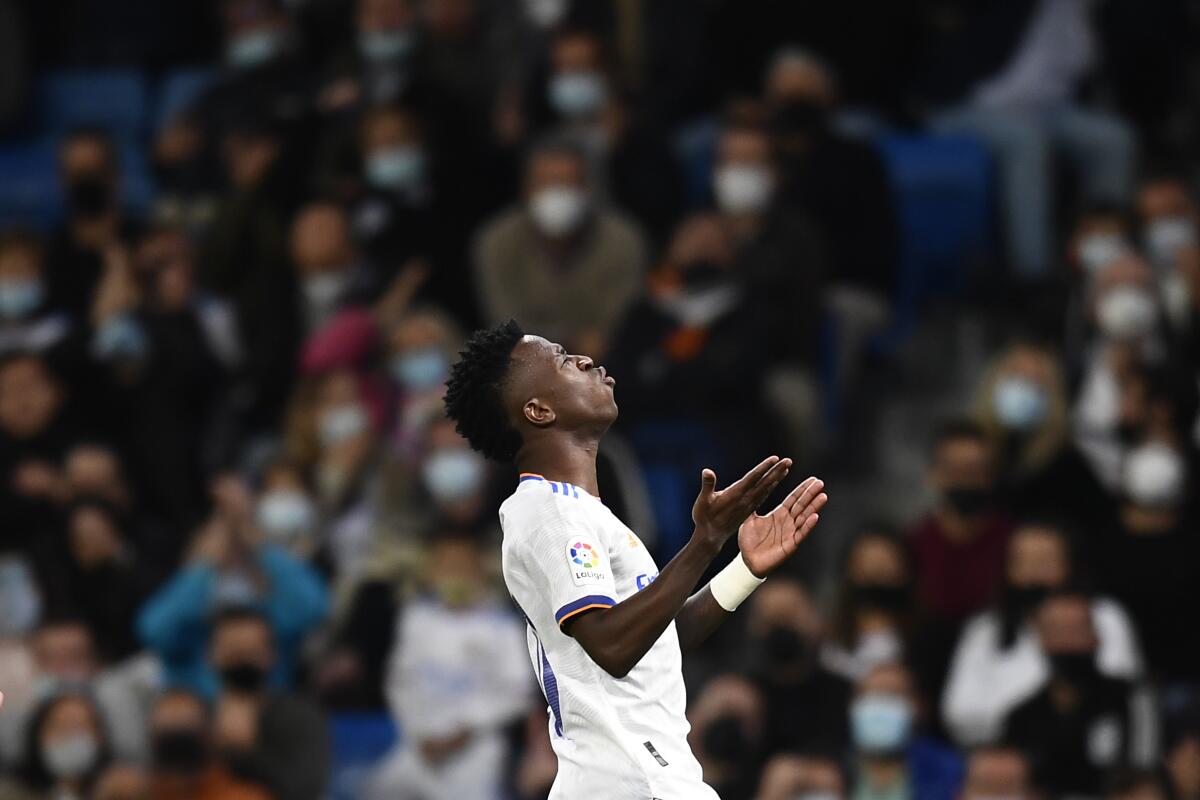 El brasileño Vinícius Júnior, del Real Madrid, se lamenta durante un partido de La Liga ante el Osasuna.