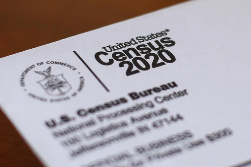 Fotografía de archivo del 5 de abril de 2020 de un sobre con la carta del censo 2020 enviada a un residentes de Detroit. (AP Foto/Paul Sancya, Archivo)