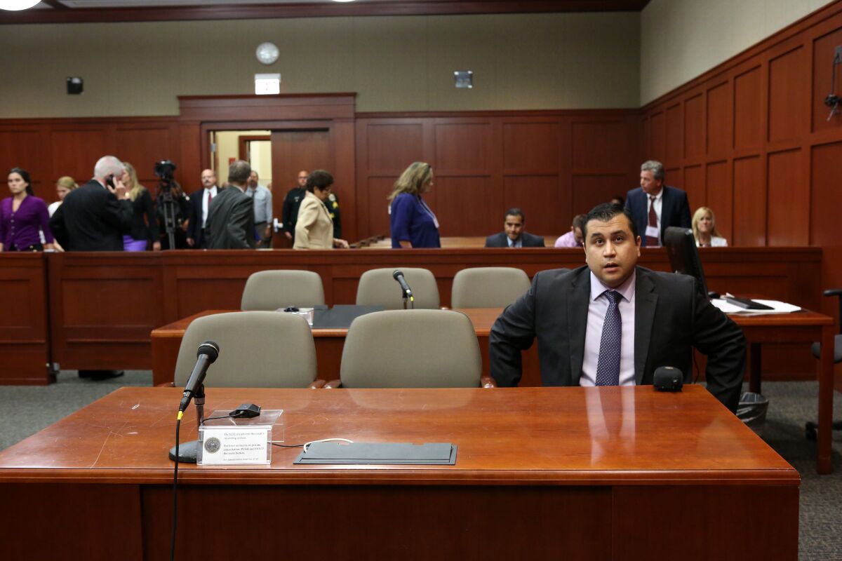 George Zimmerman bir mahkeme salonunda oturuyor.