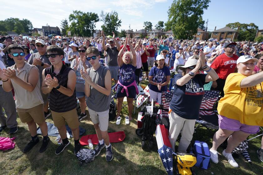 ARCHIVO - Una multitud aplaude durante un mitin sobre los derechos al aborto en Norwood, Ohio, el 6 de agosto de 2023. (AP Foto/Darron Cummings, Archivo)