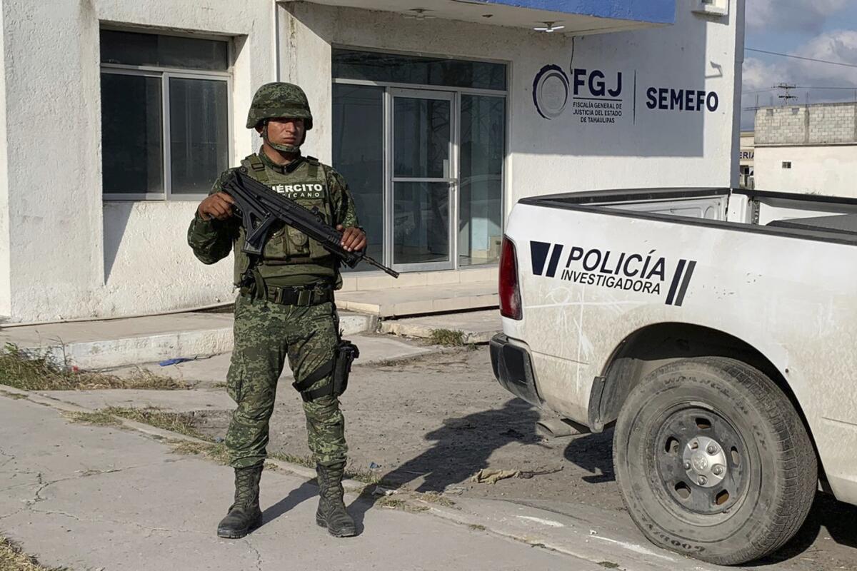 Un soldado del ejército mexicano vigila la sede de la procuraduría estatal de Tamaulipas, 