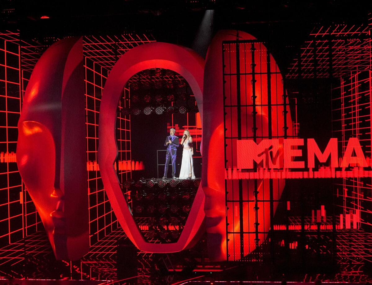 ARCHIVO - Taika Waititi, izquierda, y Rita Ora presentan los premios MTV EMA 2022 en Dusseldorf, 