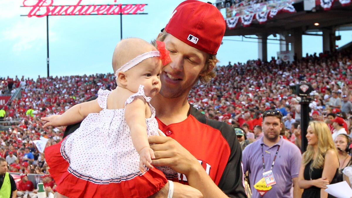 MIL@LAD: Kershaw spends Father's Day with daughter 