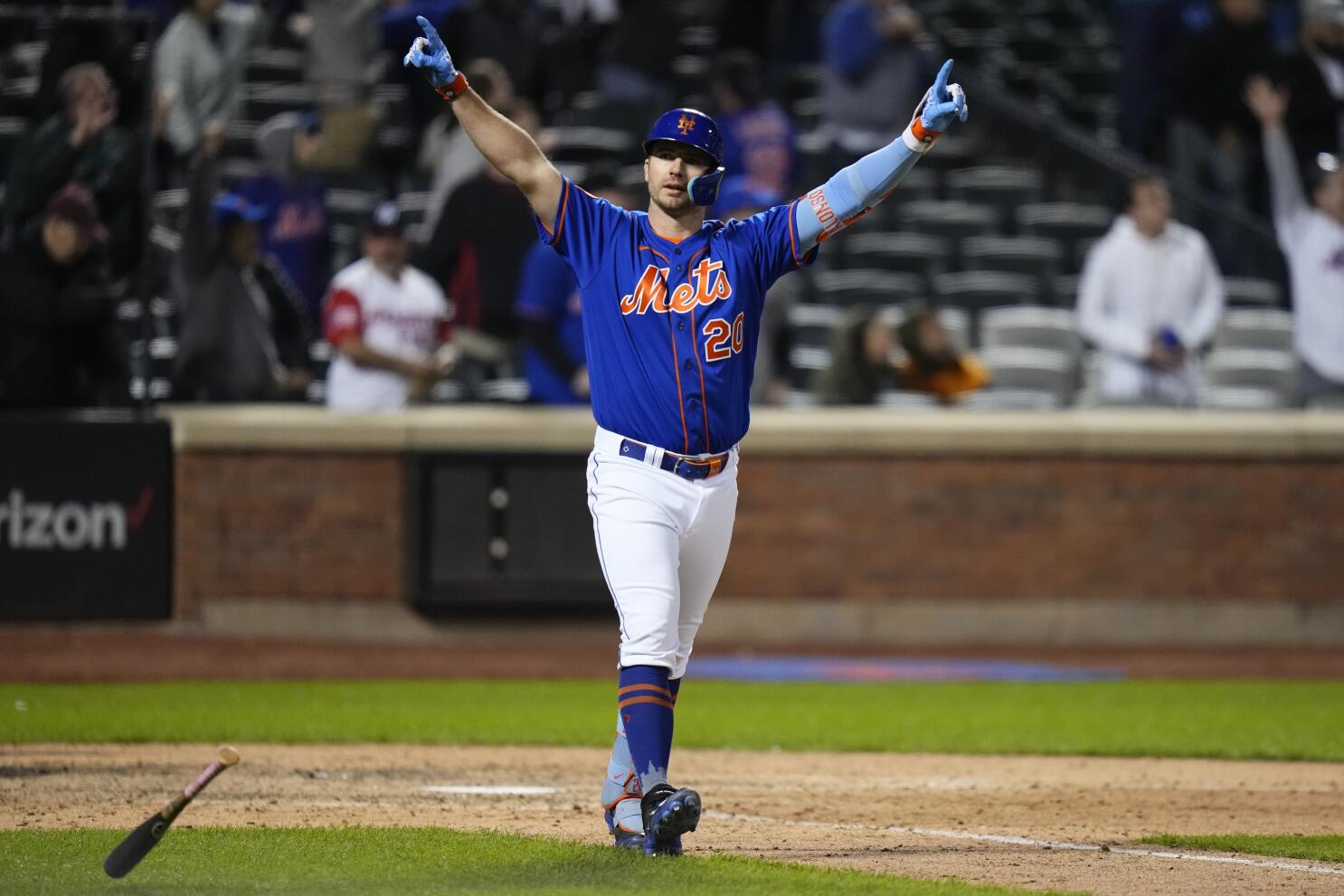 New York Mets' Pete Alonso celebrates a home run with Daniel
