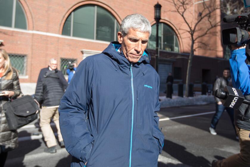 William "Rick" Singer saliendo de la corte en Boston, MA.