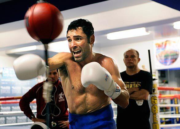 Oscar de la Hoya begins his workout in Big Bear in preparation for his Dec. 6 fight with Manny Pacquiao.