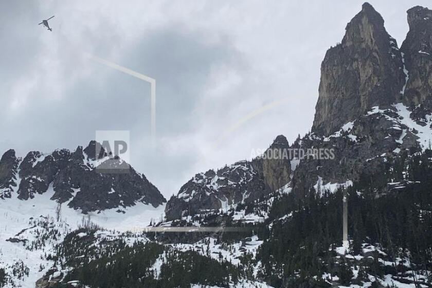 El equipo de Búsqueda y Rescate del condado de Okanogan responde a un accidente de montañismo en la cordillera de las Cascadas del Norte en Washington, el domingo 11 de mayo de 2025. (Oficina del jefe de la policía del condado de Okanogan vía AP)