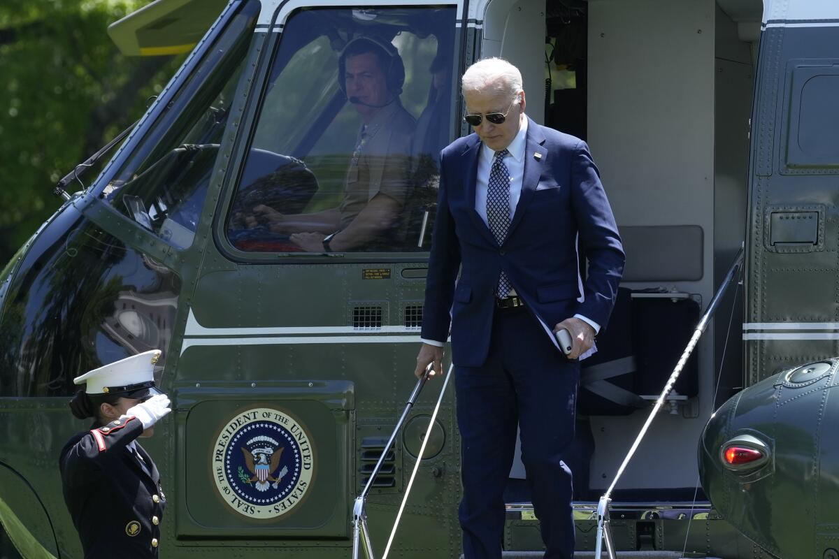 El presidente Joe Biden baja del Marine One en la Casa Blanca en Washington
