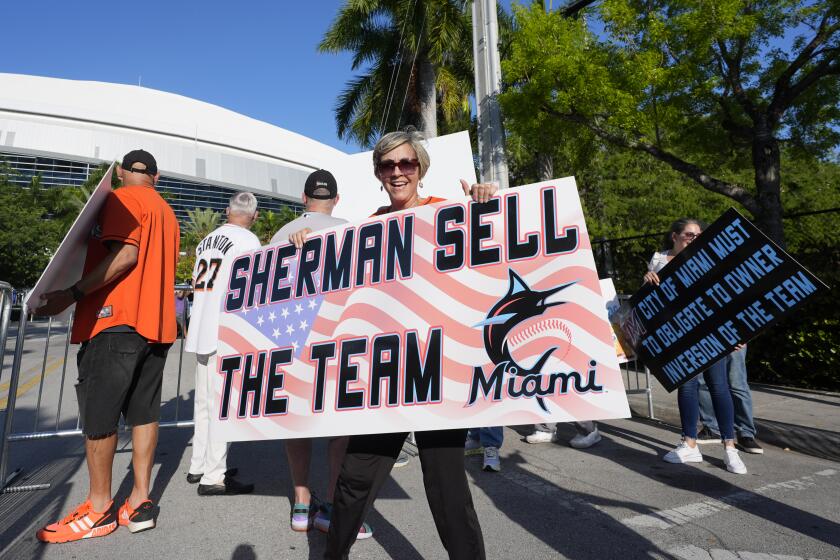 Fanáticos protestan afuera del LoanDepot Park previo al partido de béisbol entre los Marlins de Miami y los Filis de Filadelfia, el viernes 10 de mayo de 2024, en Miami. (AP Foto/Wilfredo Lee)