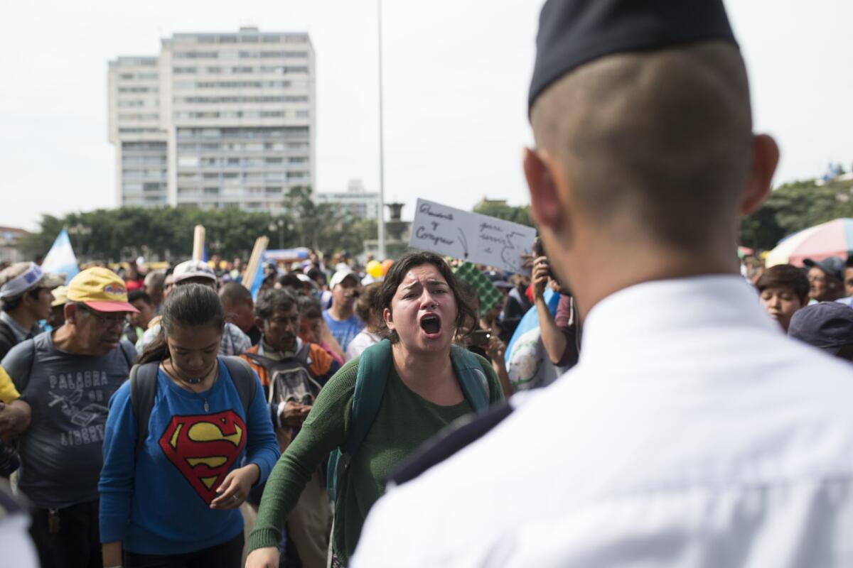 Manifestantes gritan consignas en contra del presidente Jimmy Morales en una movilización realizada en la capital guatemalteca.