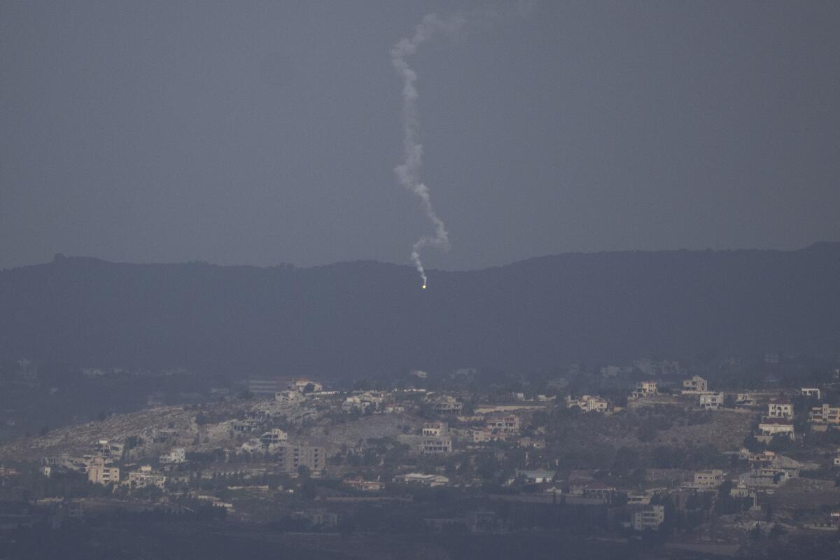 Una bengala del ejército israelí, vista sobre la frontera entre Israel y Líbano