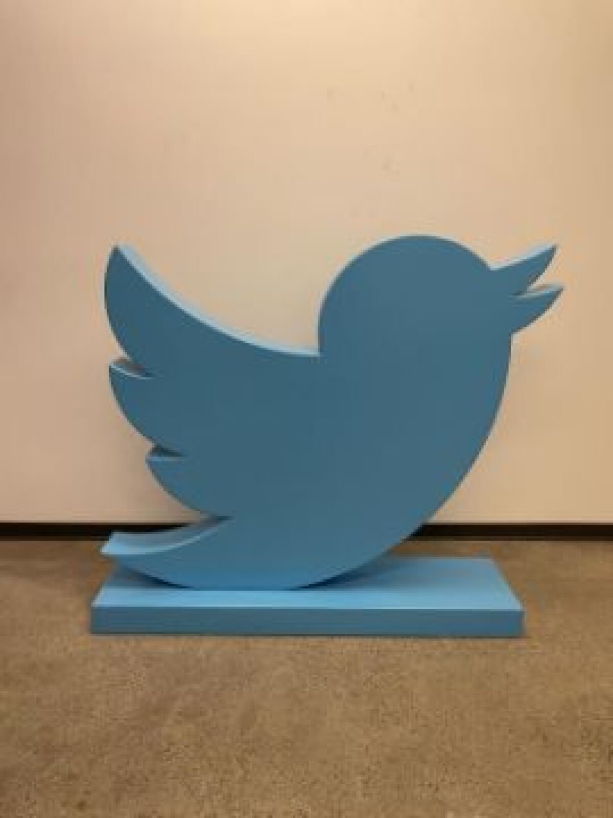 Oiseau Twitter sous la forme d'une statue.