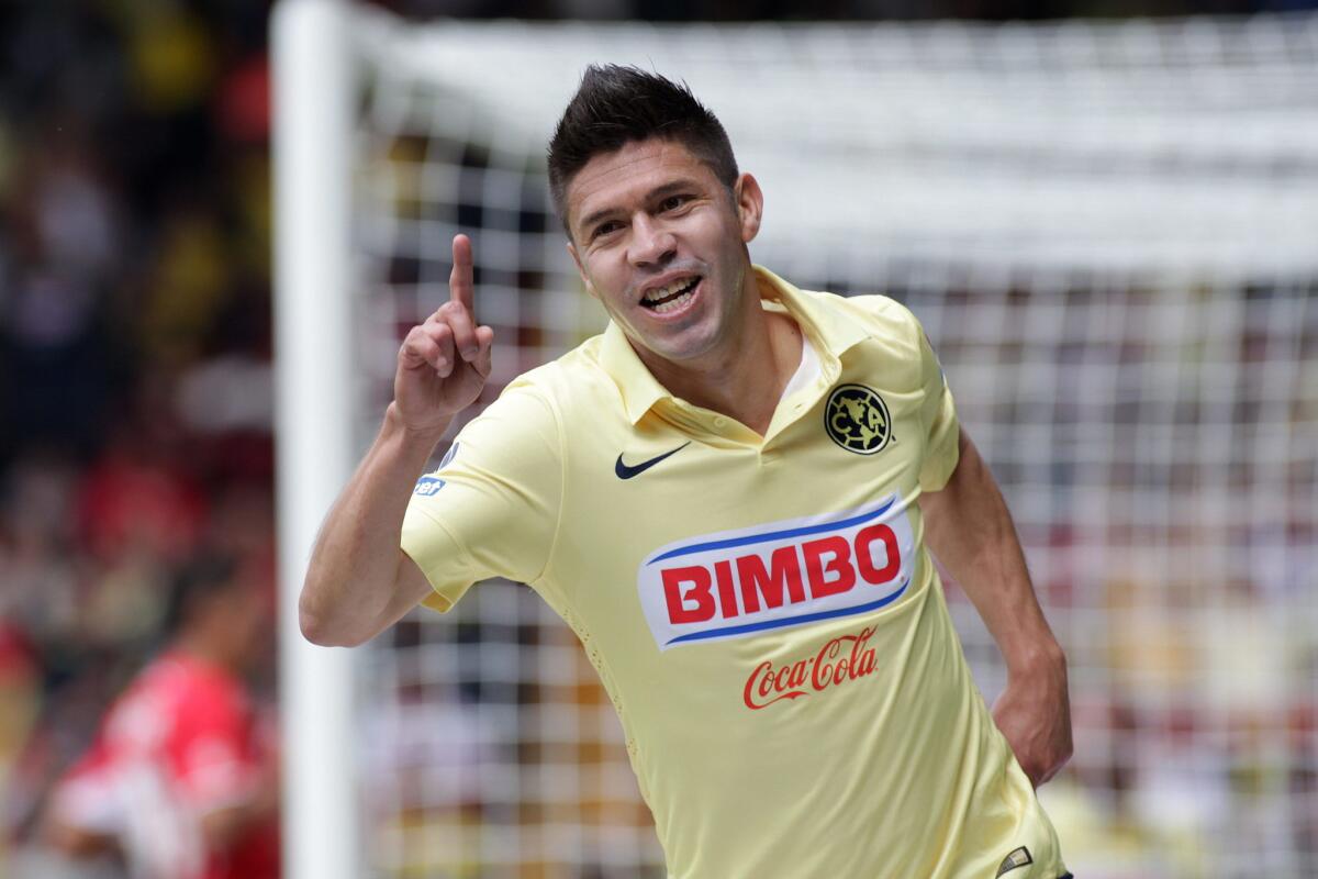 El jugador de América Oribe Peralta festeja una anotación ante Toluca.