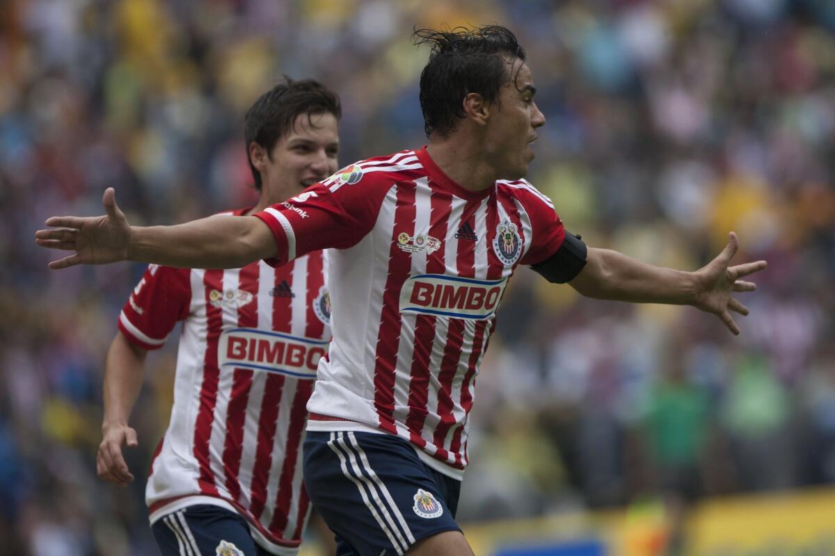 Omar Bravo (c) celbra su segundo gol sobre el América, en el Clásico mexicano.