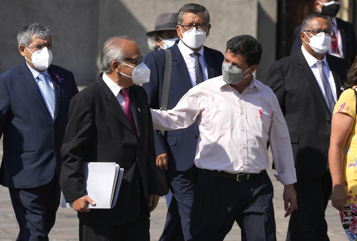  El presidente de Perú, Pedro Castillo, al frente a la derecha, camina junto al primer ministro Aníbal Torres 