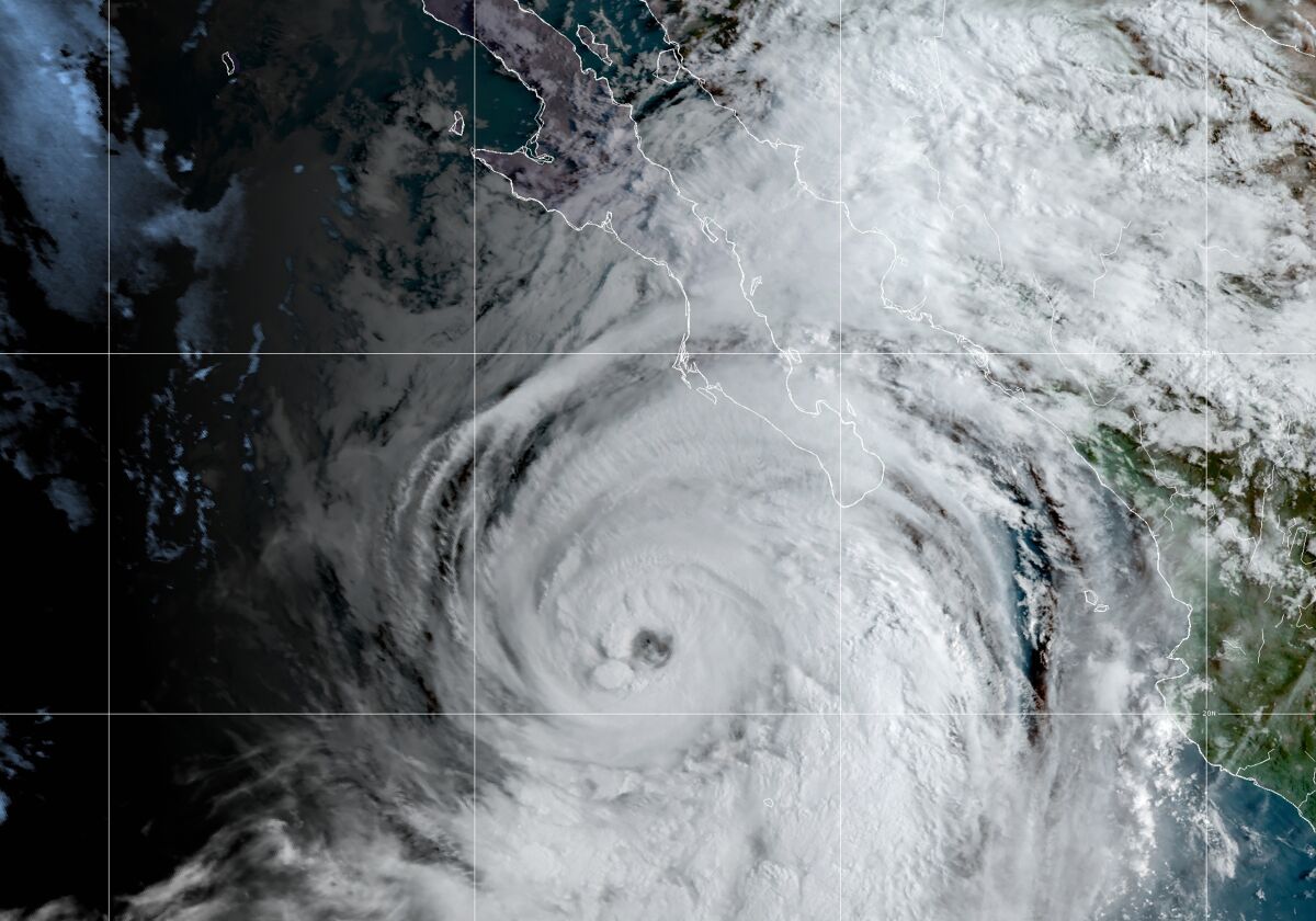 Imagen de satélite difundida por la Oficina Nacional de Administración Oceánica y Atmosférica (NOAA) muestra al huracán Kay 