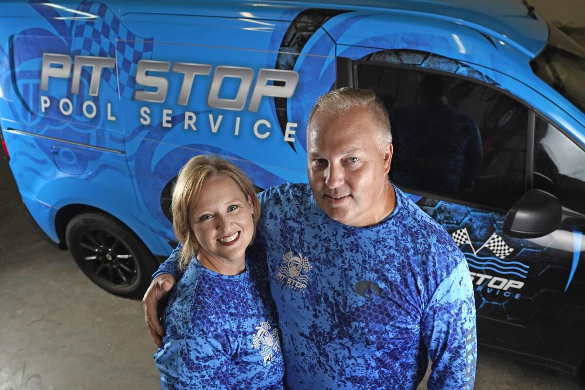Amy y Cody Morgan, en su casa en Cypress, Texas. Ellos abrieron el negocio de transporte Pit Stop Pools durante la pandemia.