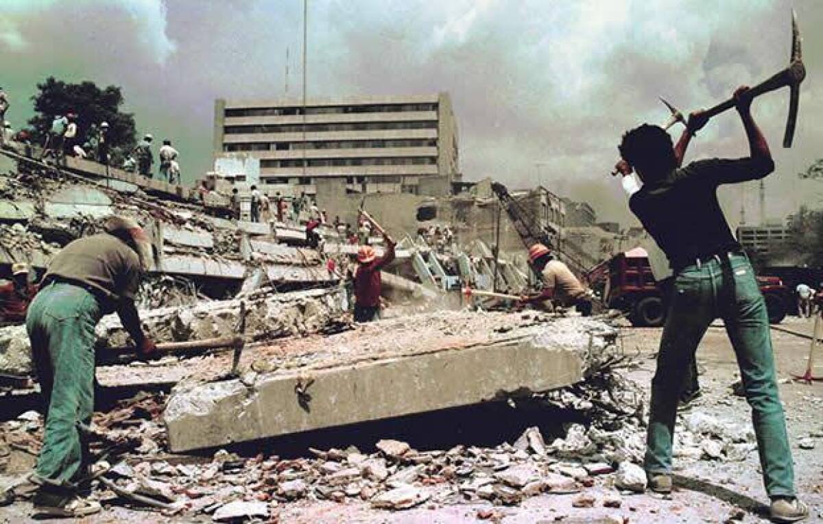 Grupos de voluntarios intentan rescatar a víctimas del temblor del 19 de septiembre de 1985 en la capital mexicana.
