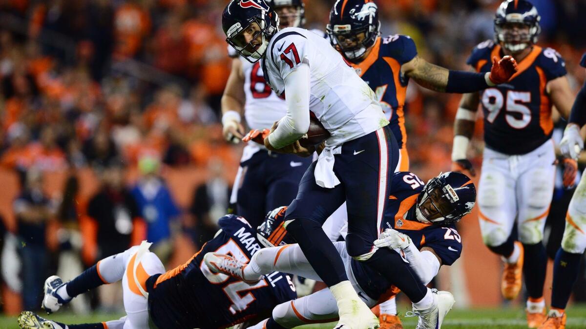 El Quarterback de los Texans de Houston Brock Osweiler trata de escapar el placaje de la defensa de los Broncos de Denver en el partido del pasado lunes.