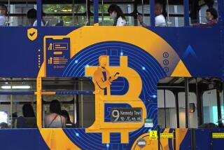 ARCHIVO - Anuncio de la criptomoneda Bitcoin en un tranvía, el 12 de mayo de 2021, en Hong Kong. (AP Foto/Kin Cheung, Archivo)