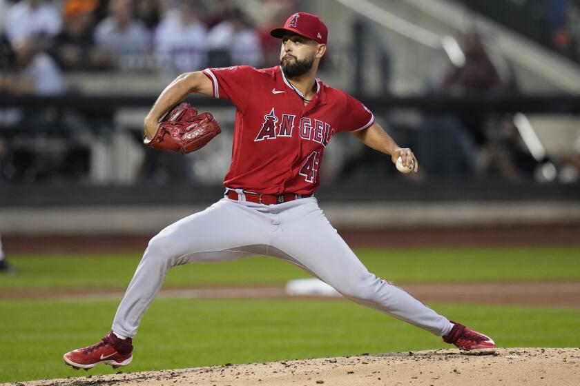 El mexicano Patrick Sandoval de los Angelinos de Los Ángeles lanza durante la segunda entrada del juego ante los Mets de Nueva York. Viernes 25 de agosto de 2023. (AP Foto/Frank Franklin II)