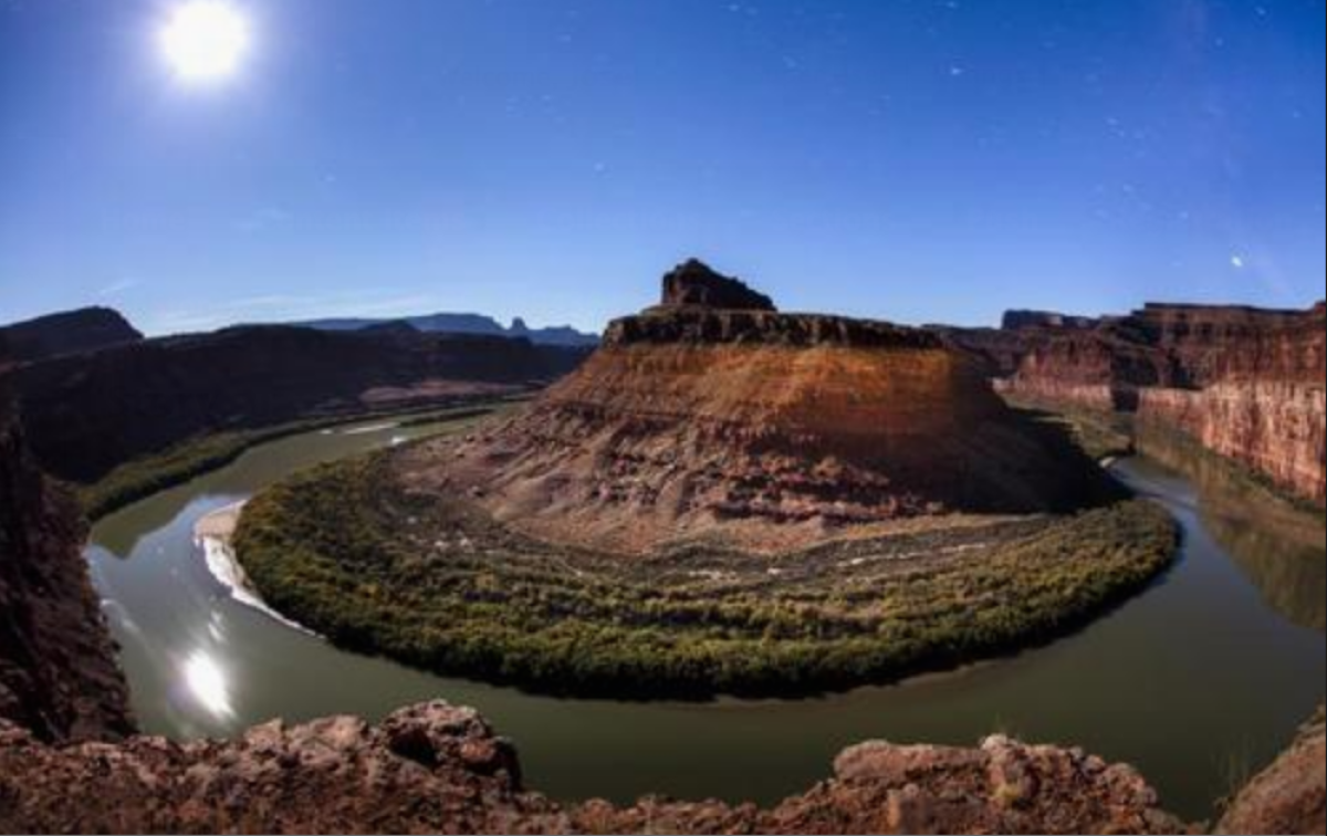 La luna se eleva sobre el río Colorado a medida que se extiende alrededor del extremo norte del Monumento Nacional Bear Ears propuesto cerca de Moab, Utah, EE. UU., el 11 de noviembre de 2016. EPA/Jim Lo Scalzo/Archivo