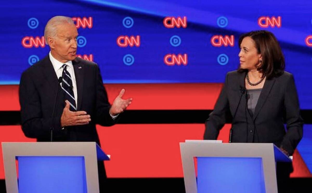 La senadora Kamala Harris escucha al el ex vicepresidente Joe Biden durante el segundo de dos debates de aspirantes a la candidatura demócrata a la presidencia, en el Fox Theatre en Detroit.