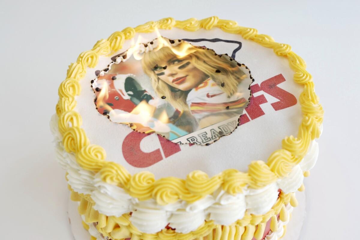 Un "pastel inflamable" con el tema de Taylor Swift/Kansas City Chiefs 