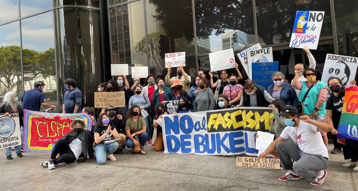 Los inmigrantes salvadoreños piden un alto a los ataques al sistema democrático que impulsa Bukele.