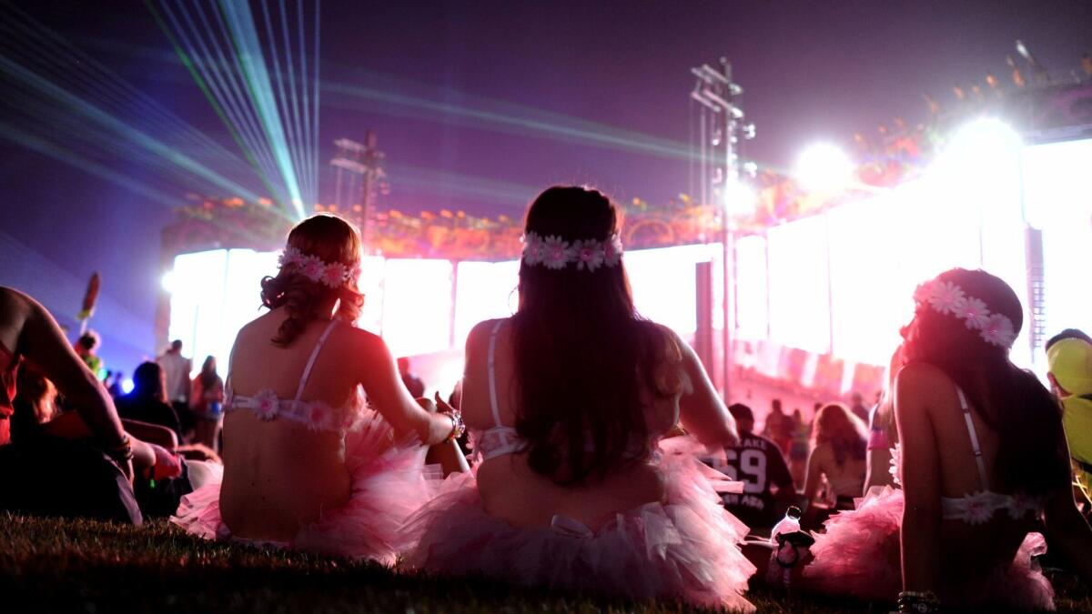 Seguidores de los reventones rave disfrutan del Electric Daisy Carnival, en Las Vegas, en el 2015. (Wally Skalij / Los Angeles Times)