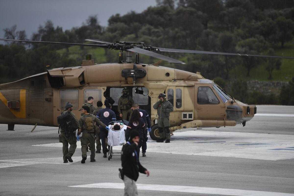 Un equipo médico israelí evacúa a una persona lesionada por un cohete lanzado desde Líbano,