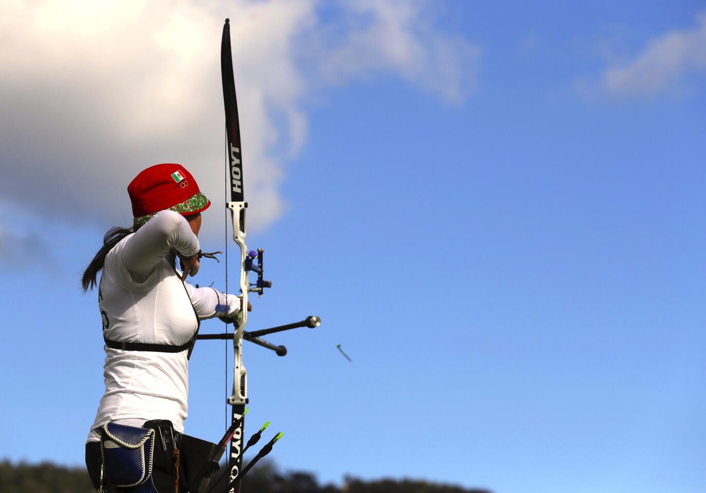 La mexicana Alejandra Valencia hace un disparo en su duelo por la pelea de bronce en tiro con arco individual.