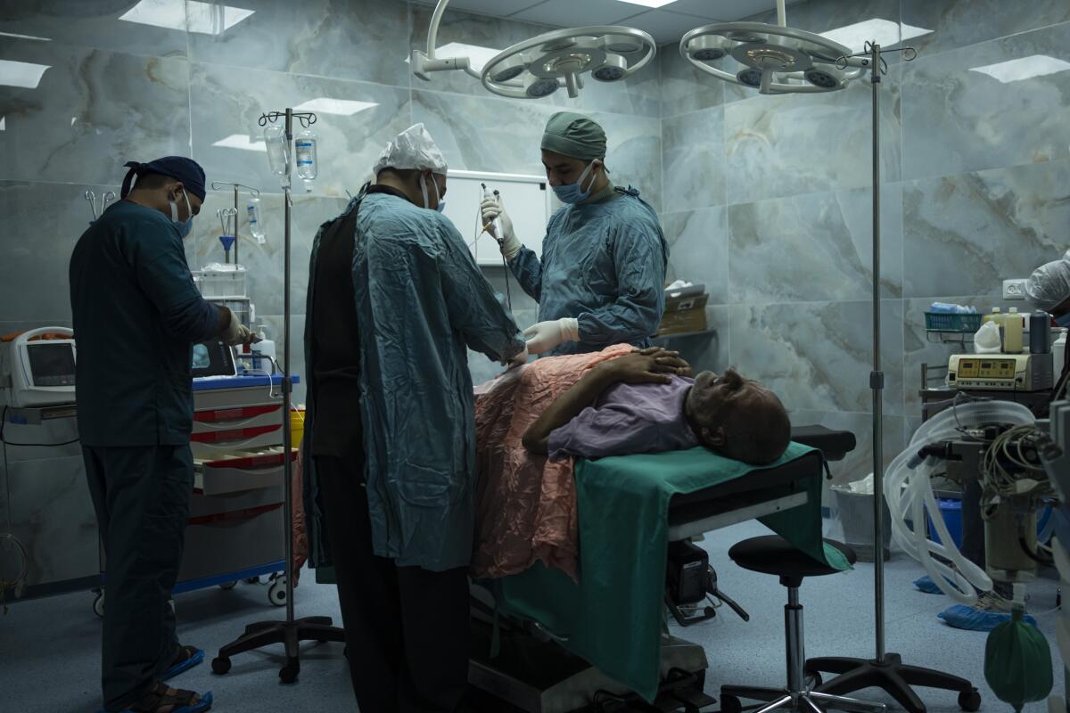 El médico Suhaib Alhamss, director del Hospital Kuwaití en Rafah, la ciudad más sureña de la Franja 