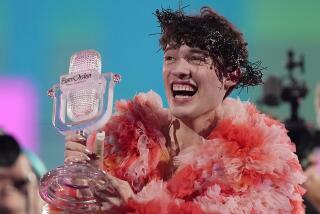 Nemo, de Suiza, que interpretó la canción The Code, celebra tras ganar la Gran Final del Festival de Eurovisión en Malmo, Suecia, el domingo 12 de mayo de 2024. (AP Foto/Martin Meissner)