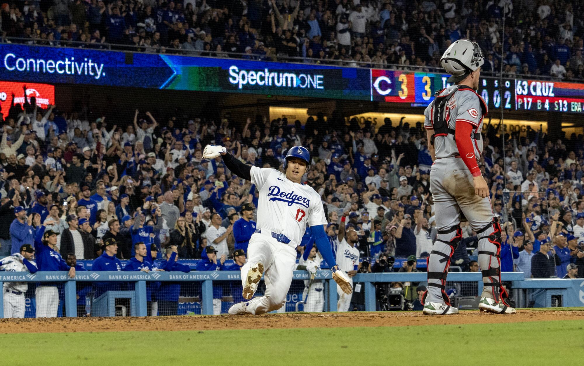 Dodgers'ın atanmış smaçörü Shohei Ohtani, Cuma gecesi Reds'e karşı ilk golü atmak için güvenli bir şekilde evine girdi.