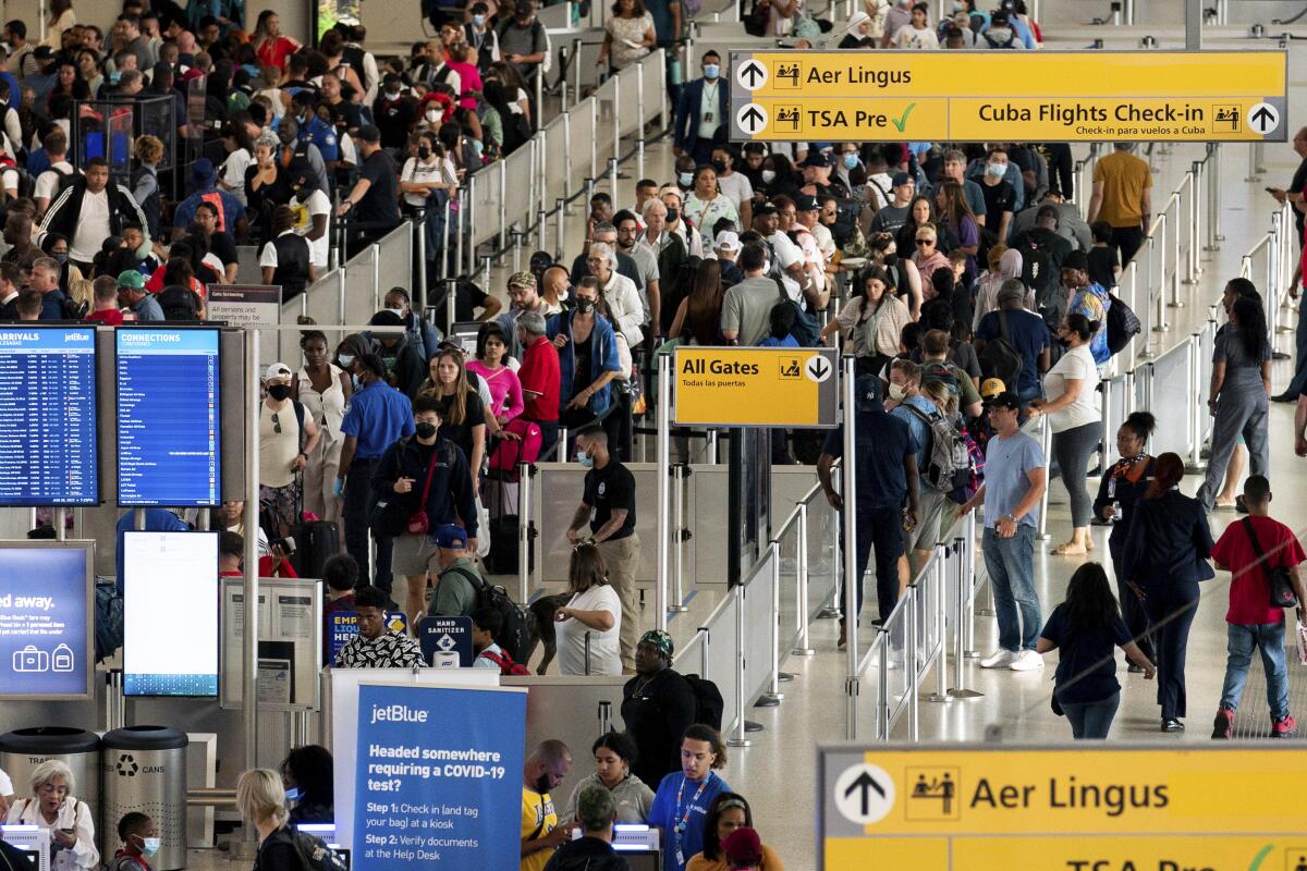  La gente espera en la fila de la Administración de Seguridad del Transporte (TSA) 