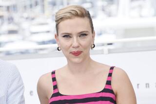 Scarlett Johansson posa para los fotógrafos antes de la proyección de la cinta "Asteroid City" en el 76to festival internacional de Cannes, el 24 de mayo de 2023, en el sur de Francia. (Foto de Joel C Ryan/Invision/AP, Archivo)