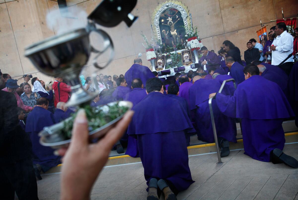 Inmigrantes peruanos celebran en la Catedral de Nuestra Señora la Reina de los Ángeles a ‘El Señor de los Milagros’.