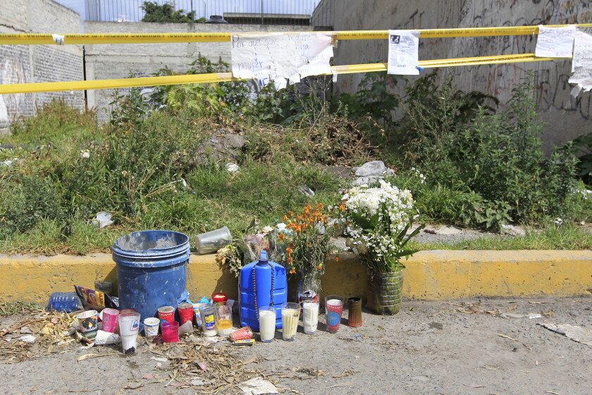 Vista del predio donde fue abandonado el cuerpo de una mujer asesinada en el Estado de México (México).