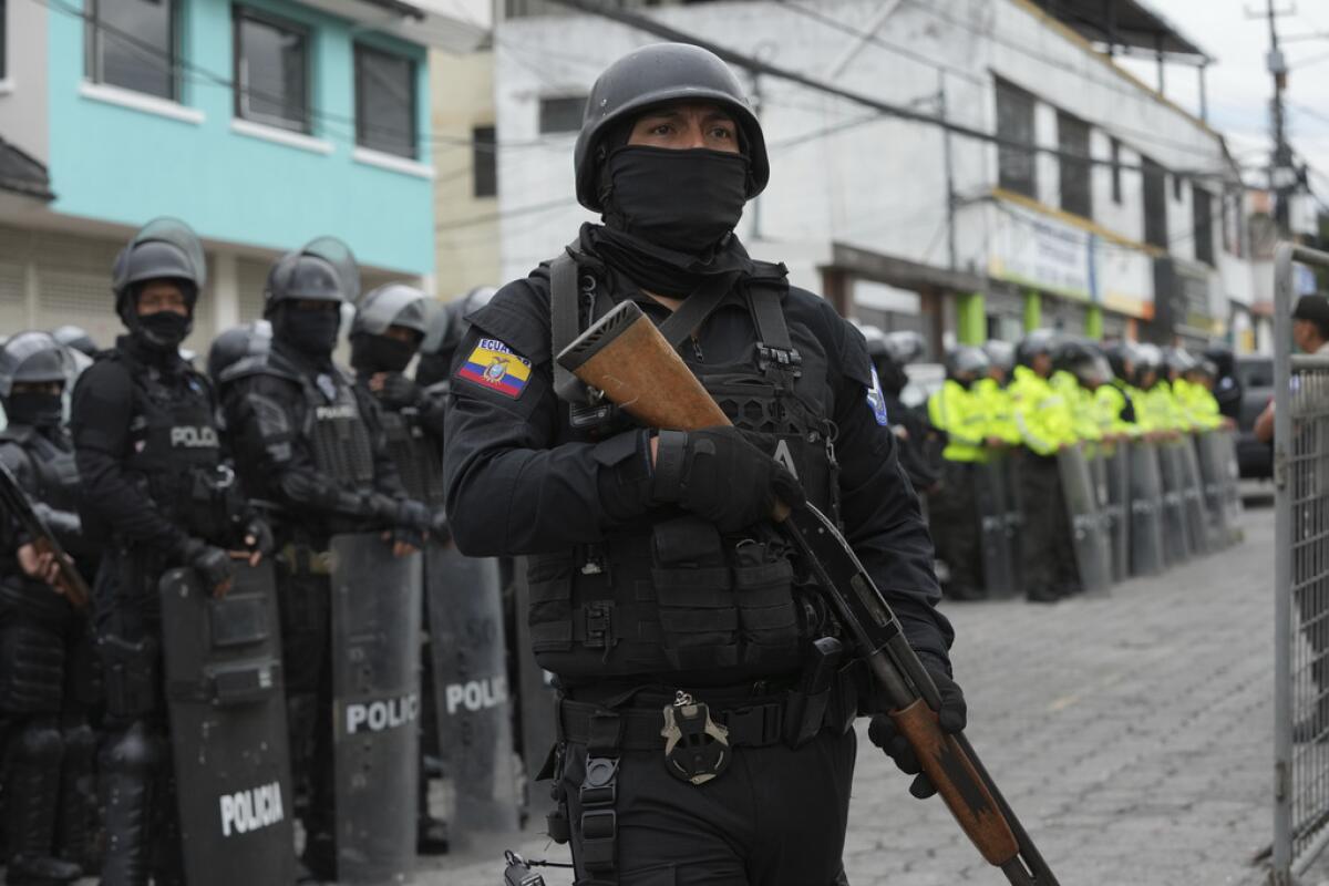 Policías y soldados se encuentran afuera de la prisión El Inca