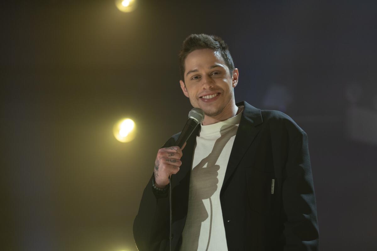 Pete Davidson en medio de uno de sus actos de comedia.