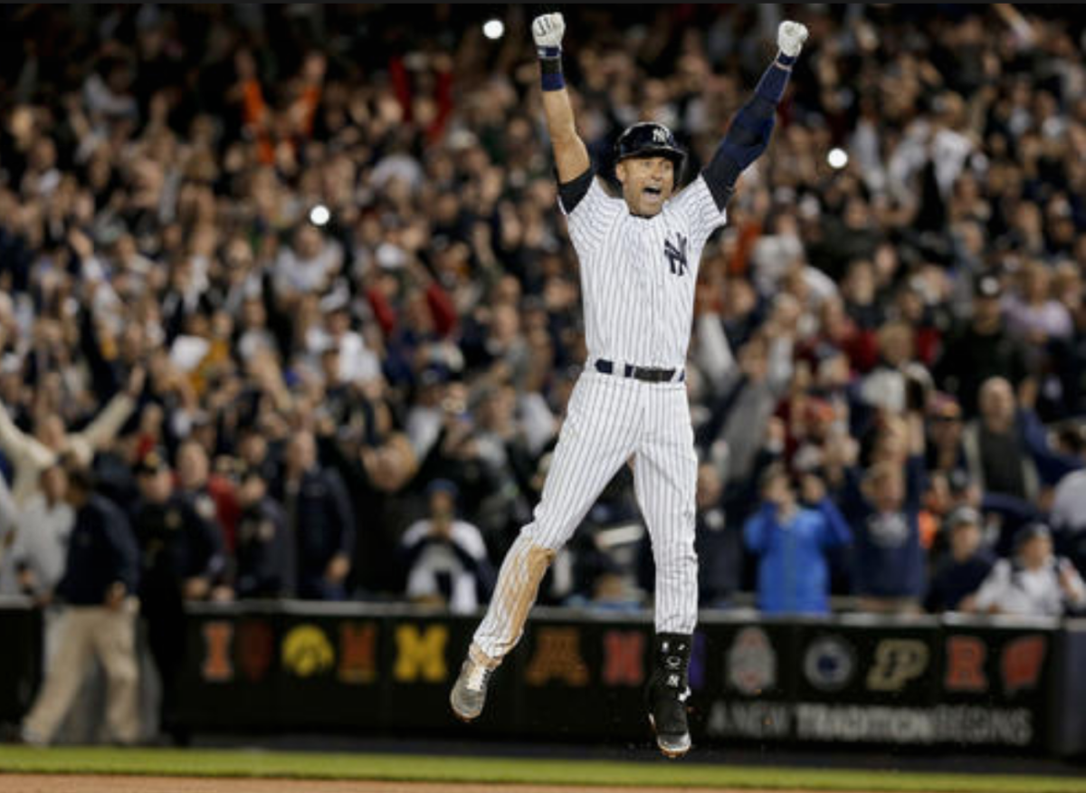 En la foto de archivo, Derek Jeter de los Yankees de Nueva York salta después de golpear el sencillo ganador del juego contra los Orioles de Baltimore en la novena entrada de un juego de béisbol, en Nueva York. Jeter es uno de los 18 recién llegados a la votación del Salón de la Fama de 2020. El martes 21 de enero, la Asociación de Escritores de Béisbol de Estados Unidos anunciará los resultados de la votación del Salón de la Fama de 2020. (Foto AP/Julie Jacobson, Archivo)