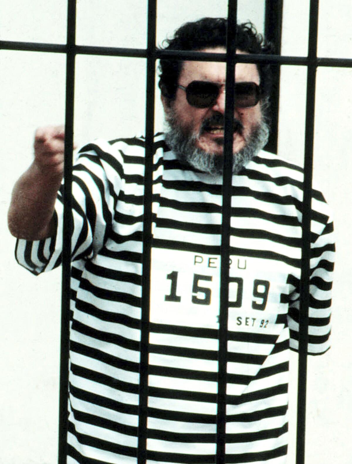  Abimael Guzmán, el fundador y líder de Sendero Luminoso, grita desde una celda después de ser capturado en Lima, Perú. 