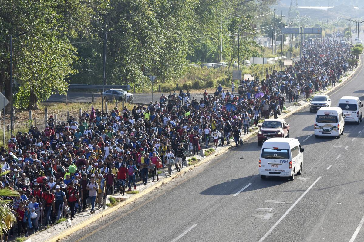 Los migrantes parten de Tapachula, México, el domingo 24 de diciembre de 2023. 