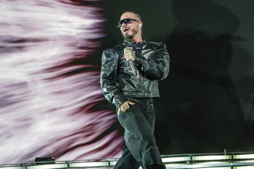 ARCHIVO - J Balvin durante su presentación en el segundo fin de semana del Festival de Música y Arte de Coachella el domingo 21 de abril de 2024, en Empire Polo Club en Indio, California. Balvin lanzará su álbum "Rayo" el 9 de agosto de 2024. (Foto Amy Harris/Invision/AP)