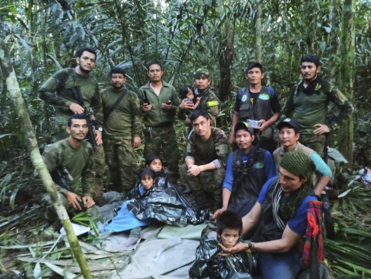 En esta foto difundida por la Oficina de Prensa de las Fuerzas Armadas de Colombia, 