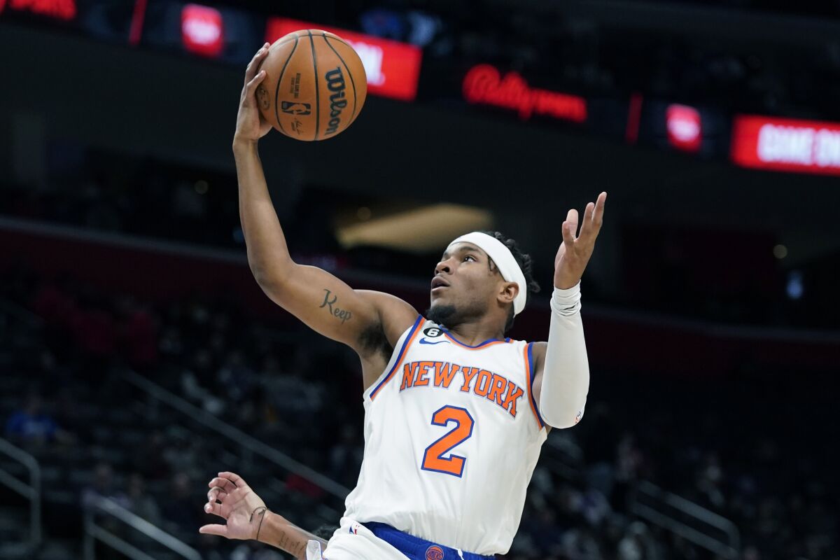 El base de los Knicks de Nueva York Miles McBride salta para encestar con un tiro de bandeja en el encuentro ante los Pistons de Detroit el martes 29 de noviembre del 2022. (AP Foto/Carlos Osorio)