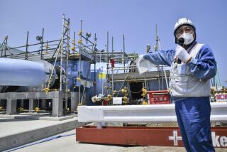 ARCHIVO - Un empleado de Tokyo Electric Power Company explica a los medios las instalaciones que se utilizarán para liberar agua radiactiva tratada en la central nuclear de Fukushima Daiichi, en Fukushima, en el norte de Japon, el 26 de junio de 2023. (Kyodo News via AP, Archivo)