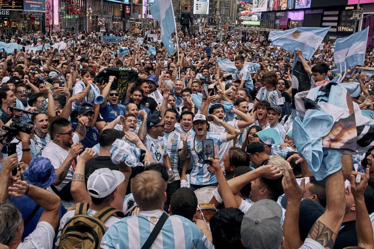 Hinchas argentinos corean en Times Square