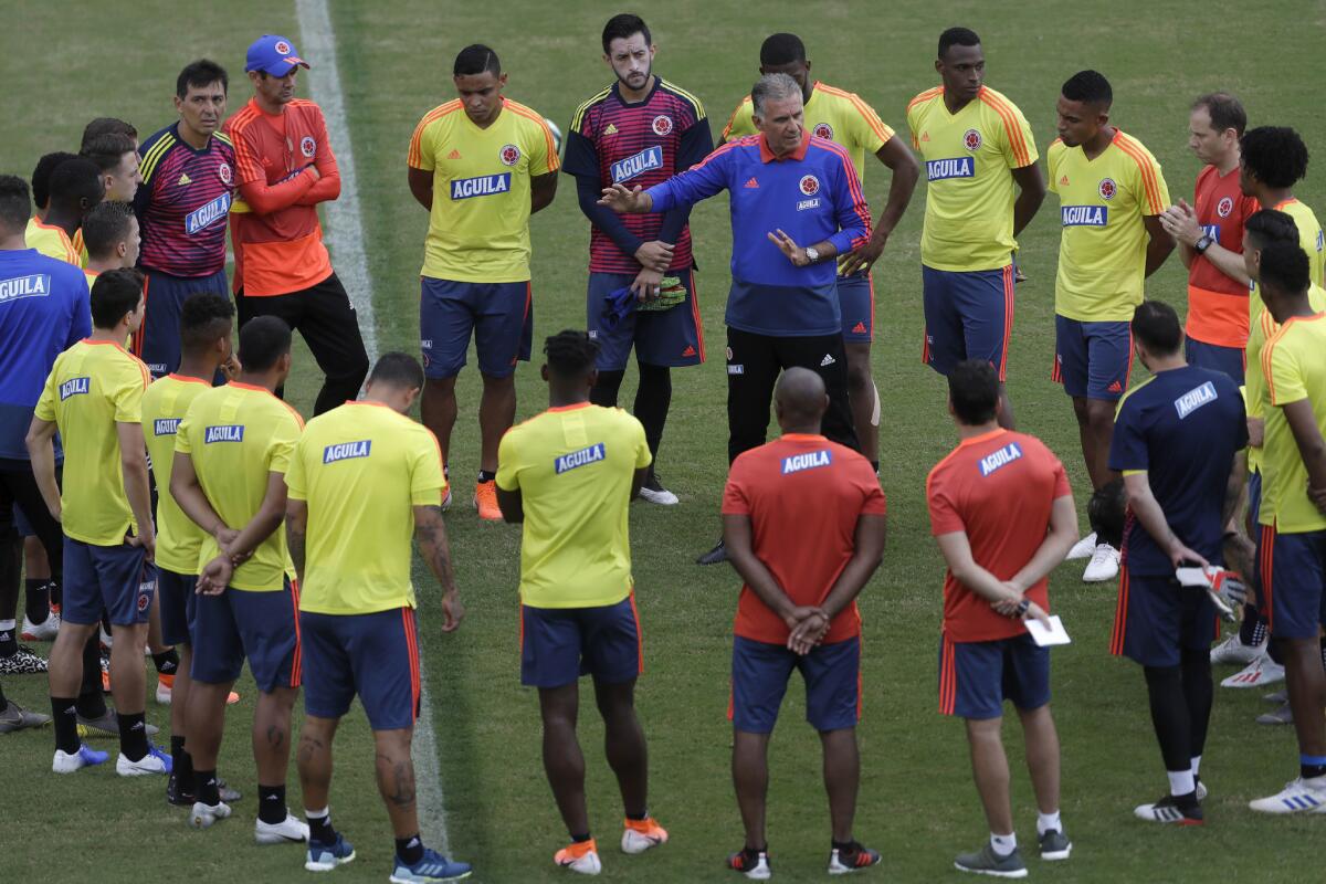El técnico de Colombia Carlos Queiroz (c) da instrucciones durante un entrenamiento de la selección para la Copa América.
